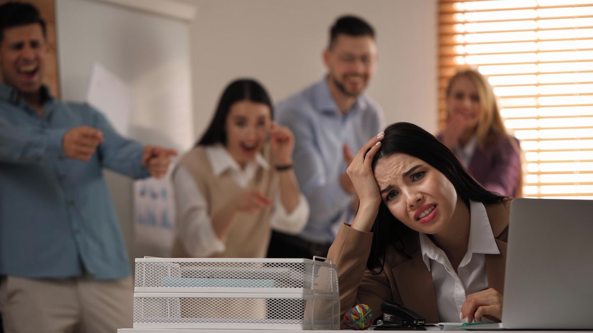 Vtipy na váš účet a další projevy zdvořilé šikany v práci, kterou se nevyplácí přehlížet