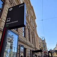 Na autobusové zastávce Staroměstská se testuje další typ pražského označníku. Oproti prvnímu prototypu na Palackého náměstí je subtilnější a nemá elektronický panel.