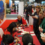 V asijské sekci se malí i velcí návštěvníci učili psát japonské písmo.