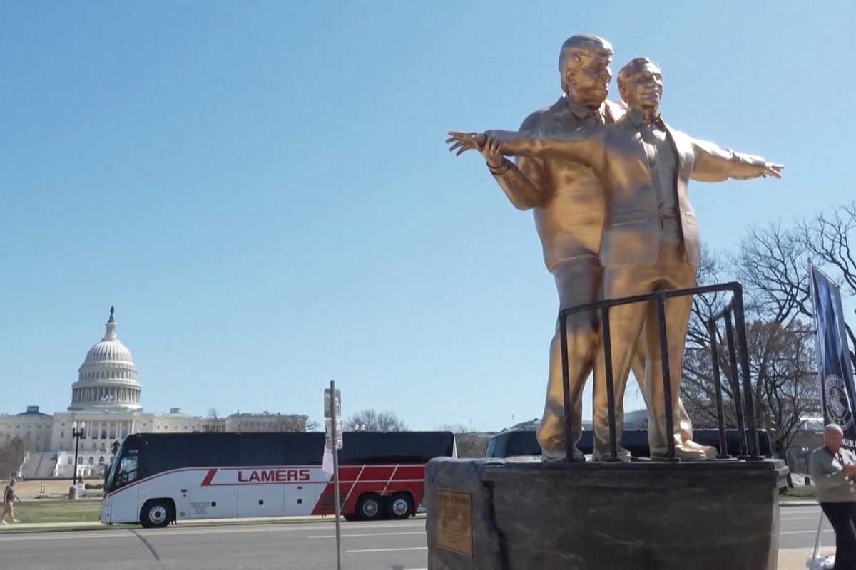 Jako Jack a Rose. Sousoší ve Washingtonu zobrazuje Trumpa s Epsteinem v ikonické póze z filmu Titanic