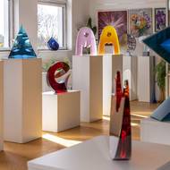 Součástí karlovské sklárny je i galerie sklářského výtvarníka Jaroslava Svobody.