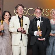 Radovan Síbrt a Alžběta Karásková (čeští producenti zleva), David Borenstein, Pavel Talankin (hlavní hrdina snímku, ruský učitel, který dnes žije v Praze) a Helle Faber, získali Oscara za dokumentární film Pan Nikdo proti Putinovi. 