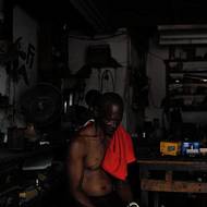 Zámečník Miguel ve své dílně. Za dne bez elektřiny ještě něco zvládne, večer maximálně s baterkou. 