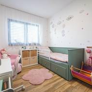 „Dnes víme, že hlučnost je tu jiná než ve zděném domě, ale ne horší. Předtím jsme bydleli ve zděném domě a rozdíl v hluku zvenku necítím vůbec,“ dodává.