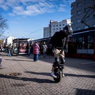 Palmovka je přitom důležitou dopravní křižovatkou. Tramvaje odtud jezdí hned pěti směry, je zde obratiště autobusů i trolejbusů. Pod povrchem je stanice metra. 