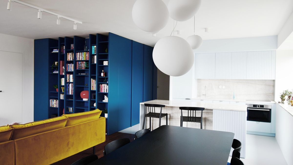 Novou chloubou pražského bytu je tyrkysová kostka