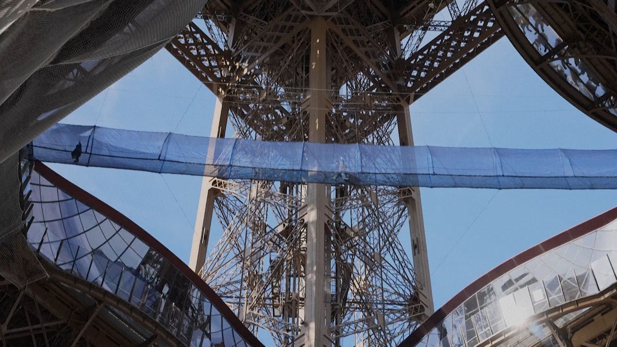 Takhle železnou krásku neznáte. Eiffelovu věž si lze dočasně prohlédnout z nového úhlu 