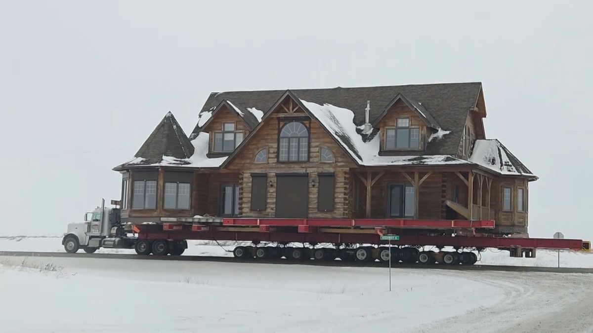 Tohle se na silnici hned tak nevidí: V Kanadě vezli kamionem obří srub a za ním jela i garáž