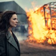 Kaulo (Rebecca Fergusonová) přiměje Tommyho k návratu zpět.