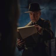 Kolaborant s nacisty John Beckett (Tim Roth)