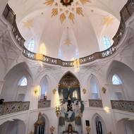 „Hra světla a stínu interiér kostel vyzdobí pokaždé trochu jinak. Osobně mám nejradši světelnou výzdobu při západu nebo východu slunce,“ uvedl pro Novinky kastelán Ondřej Vobejda.