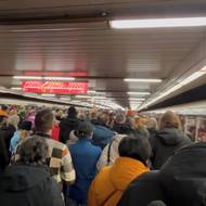 Před demonstrací na pražské Letné se zcela zaplnila stanice metra Vltavská.