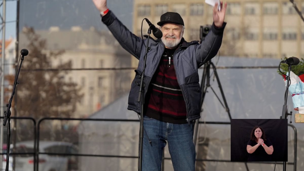 Hlavně to zdraví. Dav na Letné zazpíval Zdeňku Svěrákovi k devadesátinám