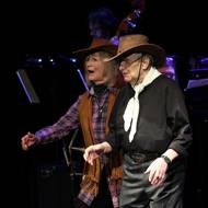 Kovbojská podoba Jitky Molavcové a Jiřího Suchého v Extravagantním díkuvzdání Jiřímu Šlitrovi