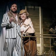 Jiří Hána (Elyot) a Anežka Saicová (Sibyla) v inscenaci Soukromé životy v Divadle Bez zábradlí