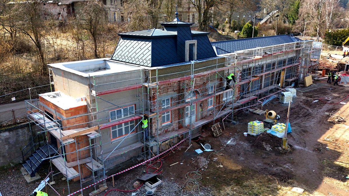 Časová kapsa už je ukrytá ve věži obnovovaných Lázní Běloves