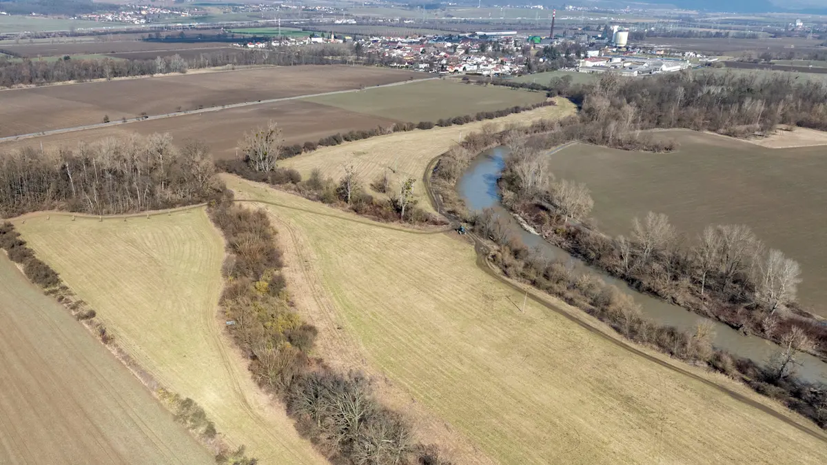Stromy a větve plující v korytě Bečvy už nemají ohrožovat Přerov. Zachytí je u Prosenic