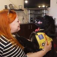 Lucie s asistenční fenkou Amandou, která jí pomáhá při každodenním fungování.