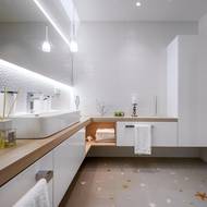 Unikátním prvkem celého bytu je podlaha v koupelně. Je do ní zalitý písek, na které jsou rozmístěné suvenýry z cest.