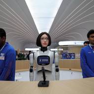 Humanoidní roboti mají svou konstrukcí připomínat člověka. Model Hobbs W1 s designovaným ženským obličejem vítal hosty a poskytoval jim informace.