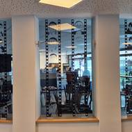 Originální zdobení oken mezi foyer kina 