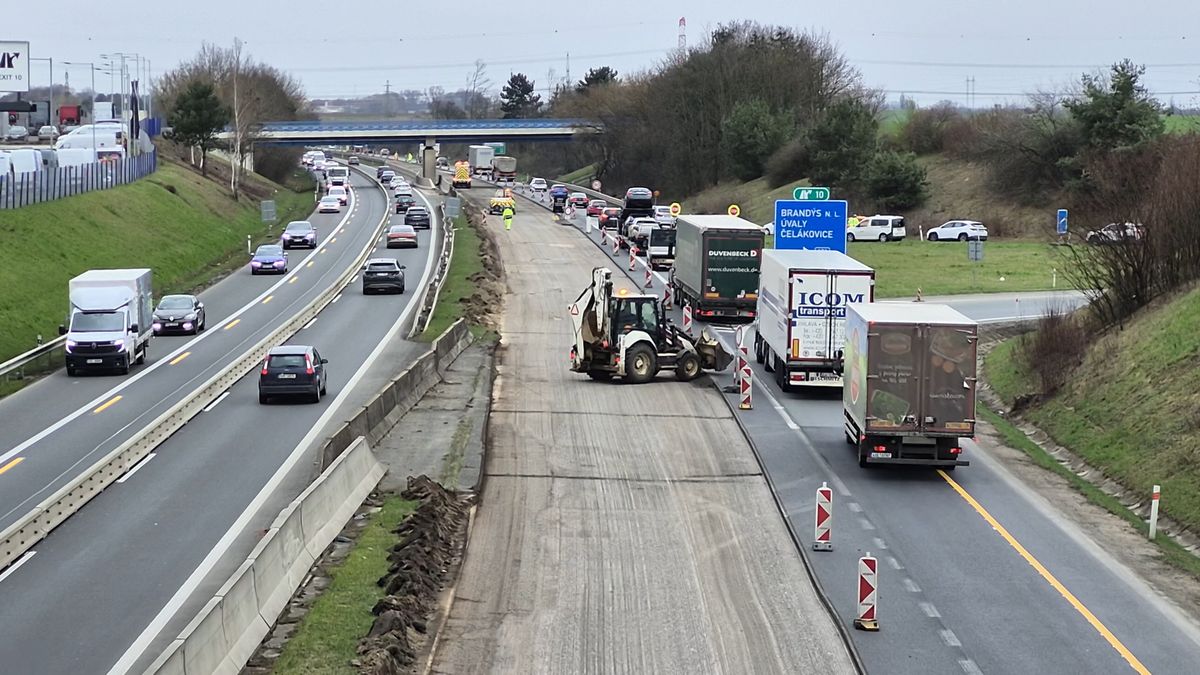 Silničářům začala hlavní sezóna, řidičům přibývá kolon. Aktuálně na dálnici D10