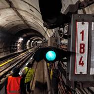 Po noční údržbě jsou tunely nad ránem připravené na první soupravy a cestující.