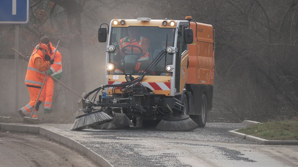 Praha uklízí zimní posyp na chodnících, tuny štěrkové drti končí jako odpad