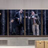 Bodó má svůj nezaměnitelný scénický rukopis, v němž suverénně pracuje s groteskními prvky a popkulturními odkazy, díky čemž bývá označován za Quentina Tarantina současného divadla. Na fotografii Igor Orozovič jako Eilert Løvborg, Marek Daniel coby  JUDr. Brack a Filip Kaňkovský ztělesňující doktora Jørgena Tesmana.