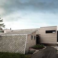 Vstup do chaty je v místě napojení přístavby na hlavní část domu.