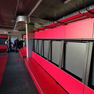 Kabina prvoligového A-týmu Horácké Slavie je laděná do červena.