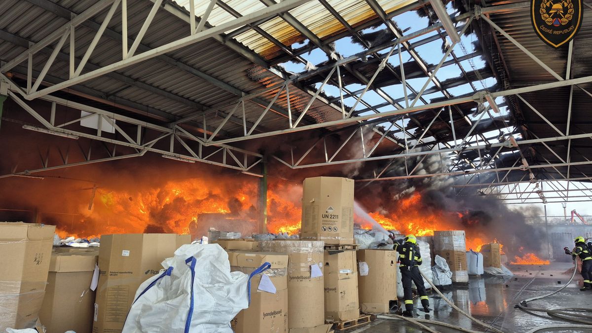 Ve skladu v Otrokovicích hoří, z místa stoupá mohutný dým