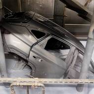 Auto v bazénu. Každá karoserie prochází antikorozní lázní. 