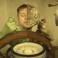 Petr Čtvrtníček v roli mloka. Ukázka z filmových „kouzel“, kterými herec prochází, aby na plátně vypadal, jak si žádá děj slavné knihy.