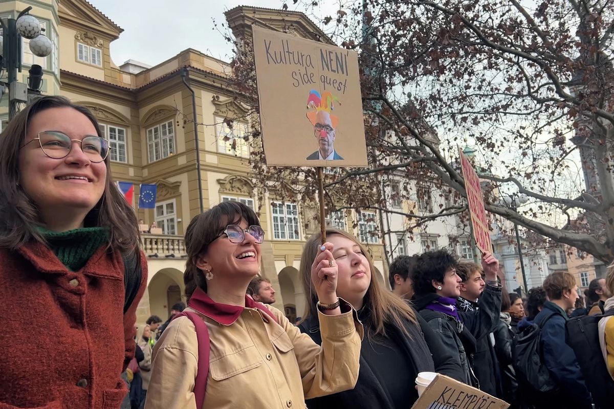 „Klempíř - řezník, živé kultury“. Studenti v Praze protestovali proti škrtům
