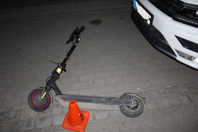 Bà cụ say rượu gặp tai nạn trên xe điện. Cô đã nói với cảnh sát rằng cô đã uống rượu trước khi đi xe