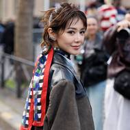 Honkongská herečka Elva Ni dorazila na přehlídku Miu Miu v Praříži. Šátek uvázala cípy dozadu.