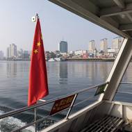 Z čínského břehu naopak vyplouvají turistické lodě.