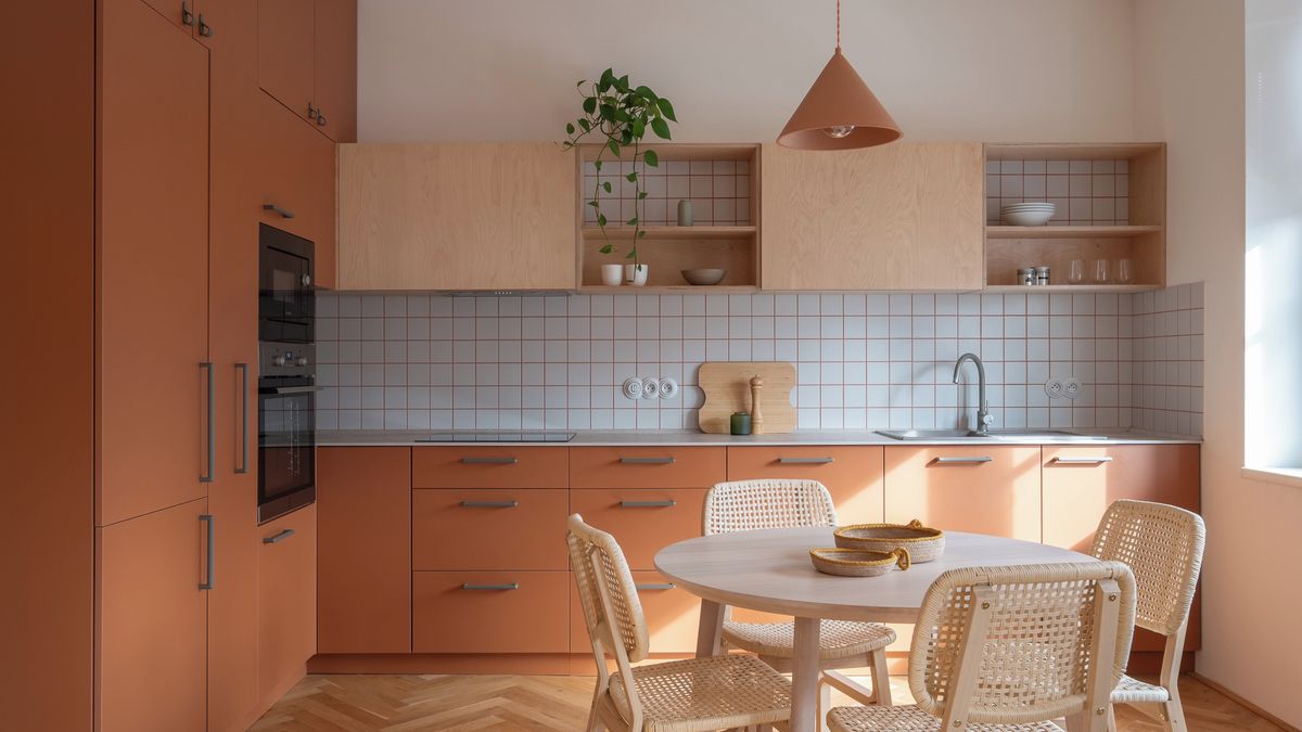 Malometrážní byt na pražském Žižkově získal rekonstrukcí šikovně řešenou spací část