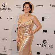 Zlaté šaty Jiřího Hofbauera se šperky Roberto Coin zdobily krásnou herečku Kláru Issovou. 