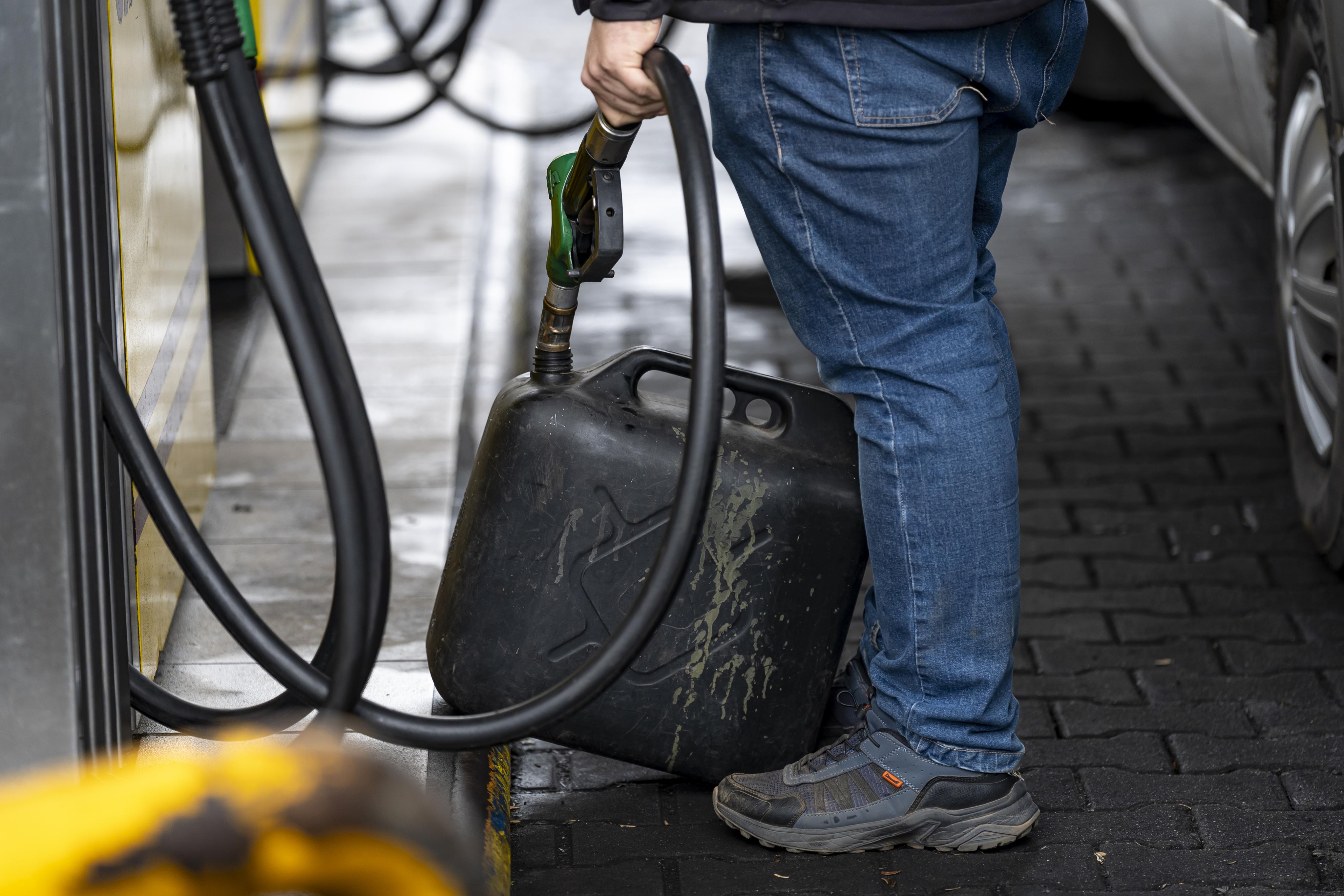 Giá xăng lại lên 40 Kč do tình hình tại Trung Đông