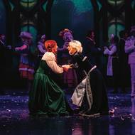 Ledové království se usadilo v pražském Hudebním divadle Karlín. Annu hraje Ines Ben Ahmed. Na snímku s Evou Burešovou