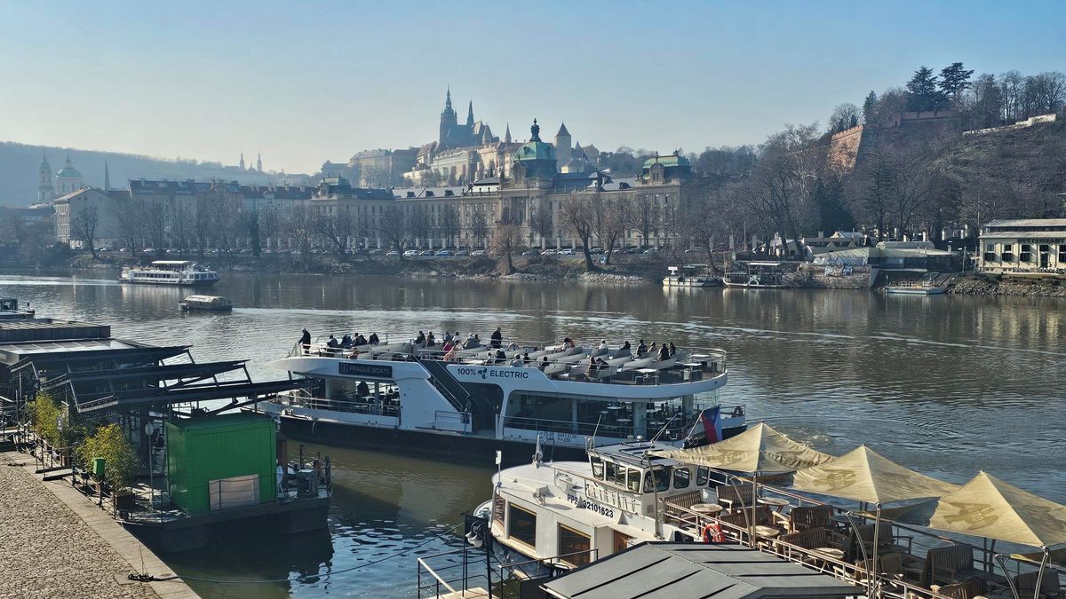 Past na turisty je minulostí. Pod pražským Čechovým mostem bude zmrzlinárna