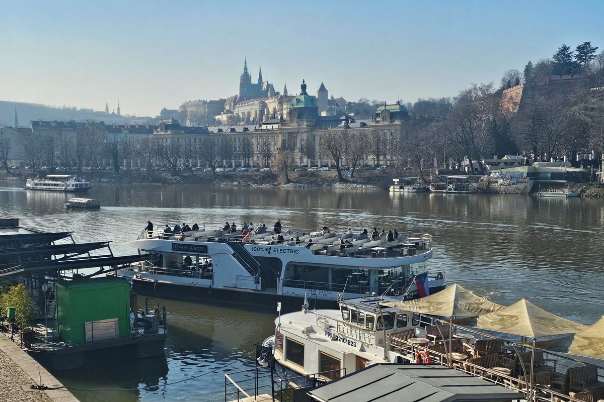 Past na turisty je minulostí. Pod pražským Čechovým mostem bude zmrzlinárna