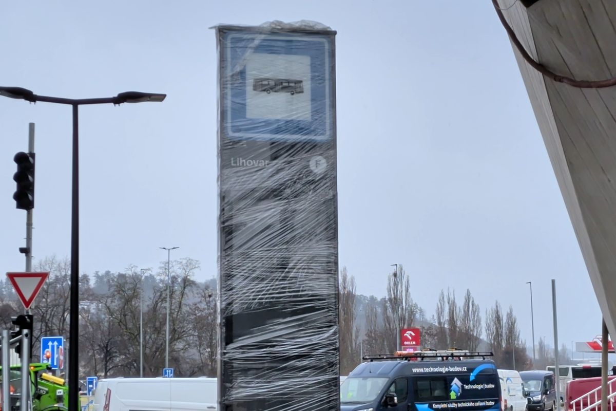 Nový vzhled pražských zastávek: legendární červené označníky město mění za tmavé