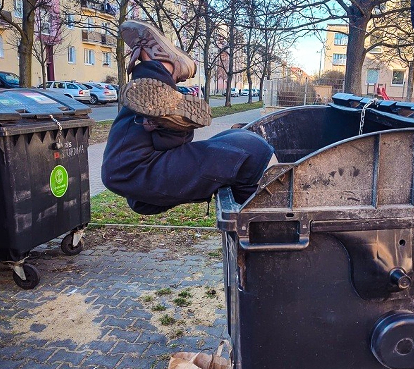 Muž v Plzni uvázl hlavou dolů v kontejneru. Na vyčnívající nohy upozornili svědci