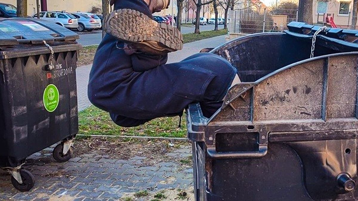 Muž v Plzni uvázl hlavou dolů v kontejneru. Na vyčnívající nohy upozornili svědci