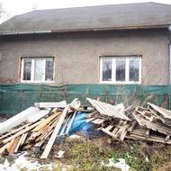 Lidé žijí v nepořádku, který zde skladují firmy.