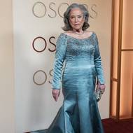 Kathy Batesová v šatech posetých krystaly.