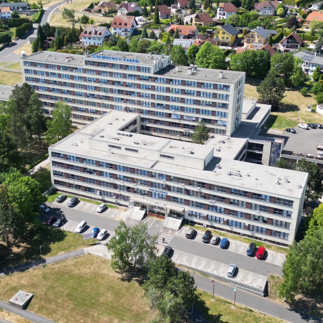 Bývalý jednatel nemocnice v Kadani je podezřelý, že způsobil škodu za miliony